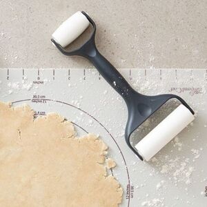 Pampered Chef Baker's Roller